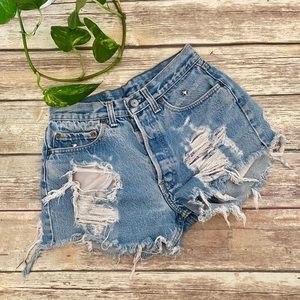VTG Levi’s High Waisted Cut off Distressed Shorts